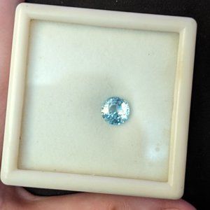 Large single light blue sky blue zircon